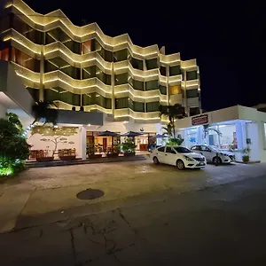 3* מלון Plaza